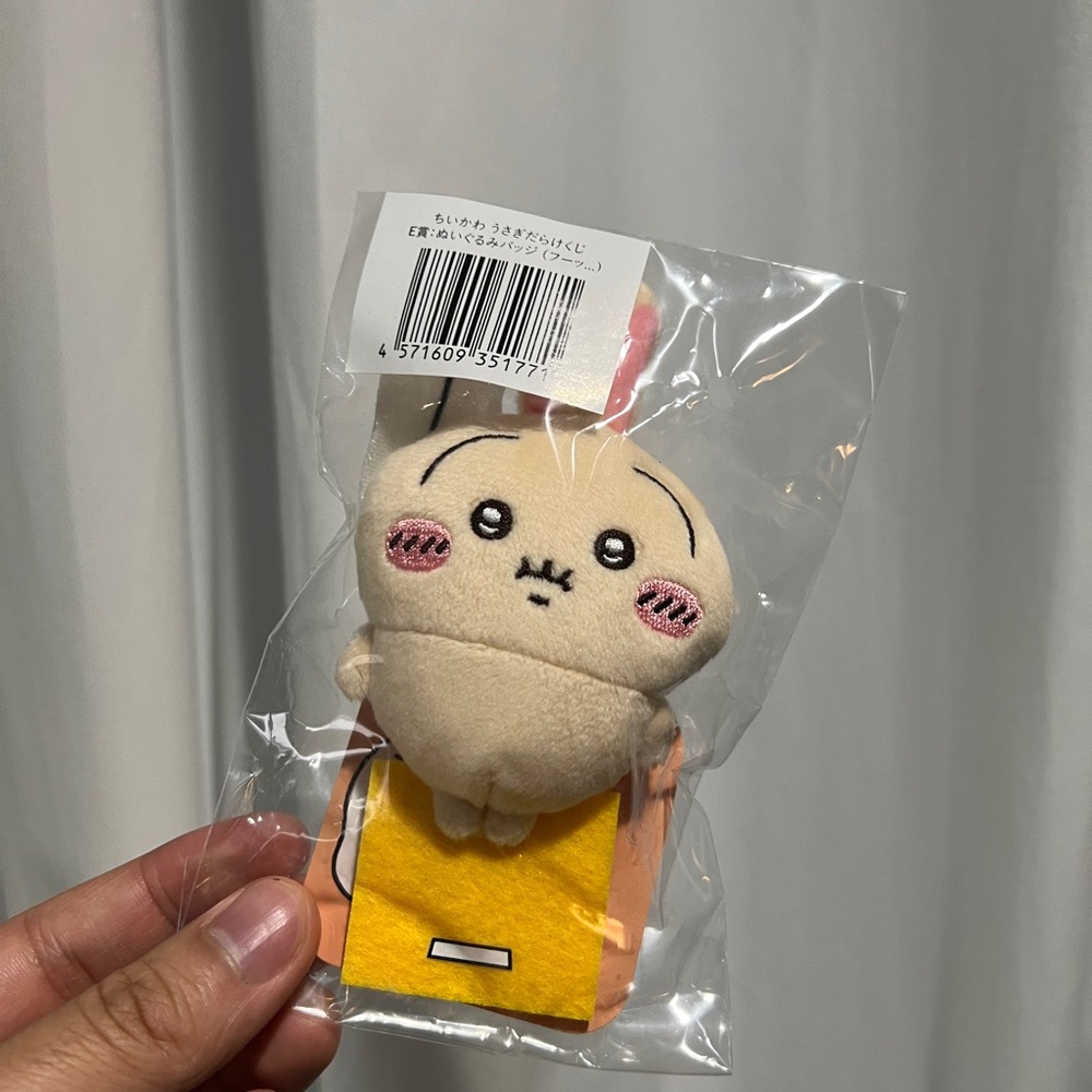 CHIIKAWA USAGI | PLUSH PIN BADGE